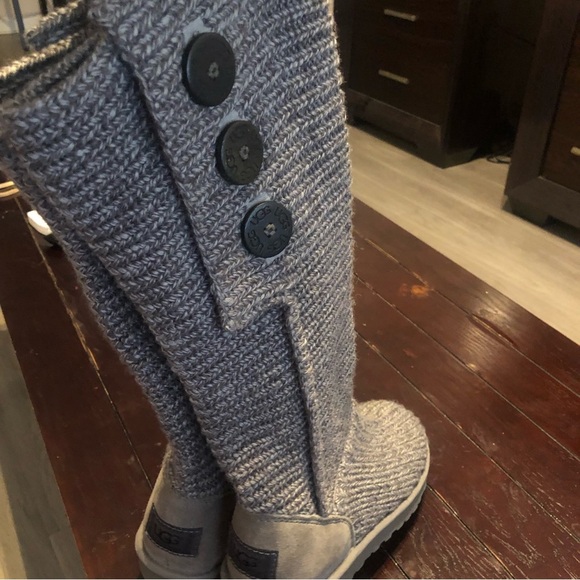 UGG Classic Cardy knitted sweater 3 button fold over boots.Silver color. Size: 8 - Picture 1 of 16